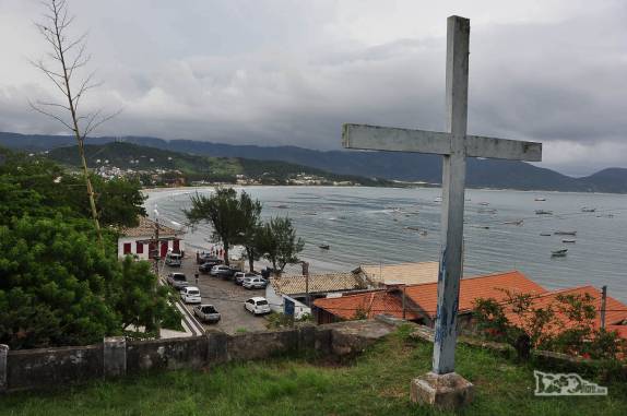 Do alto da igreja, visão da praia central de Garopaba, litoral sul de Santa Catarina